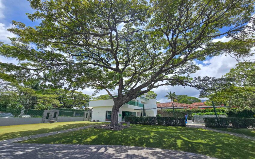 Lindora Santa Ana! Condo contemporáneo amueblado con jardín