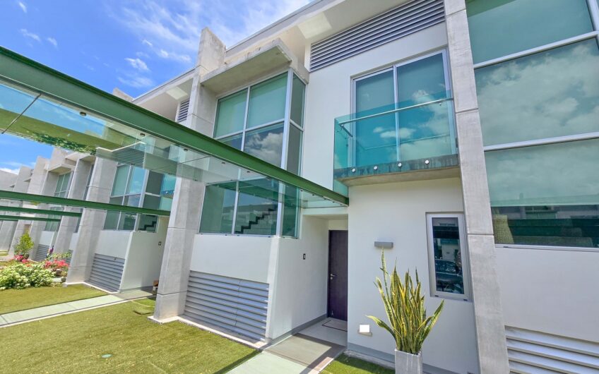 Lindora Santa Ana! Condo contemporáneo amueblado con jardín