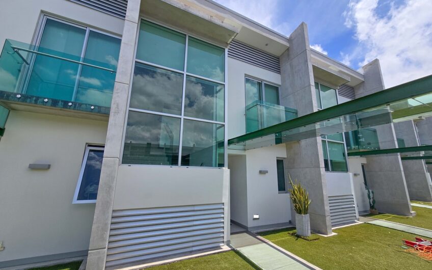 Lindora Santa Ana! Condo contemporáneo amueblado con jardín