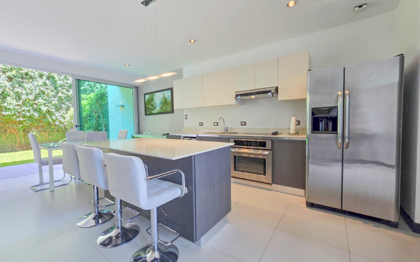 Lindora Santa Ana! Condo contemporáneo amueblado con jardín