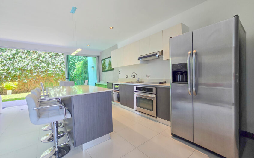 Lindora Santa Ana! Condo contemporáneo amueblado con jardín