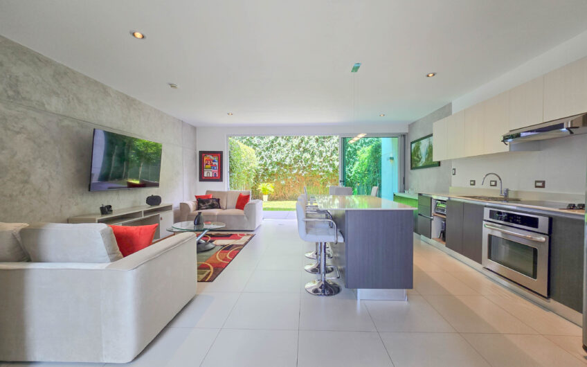Lindora Santa Ana! Condo contemporáneo amueblado con jardín