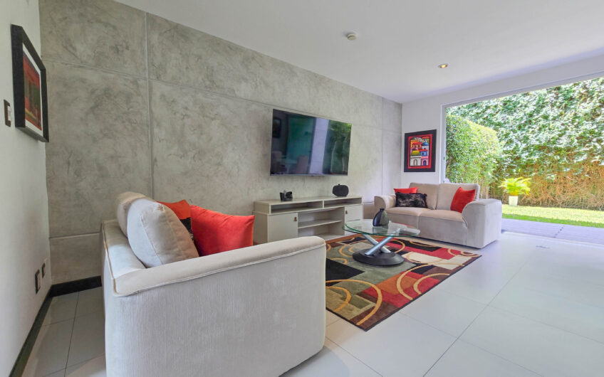 Lindora Santa Ana! Condo contemporáneo amueblado con jardín