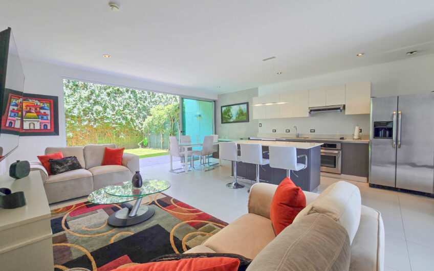 Lindora Santa Ana! Condo contemporáneo amueblado con jardín
