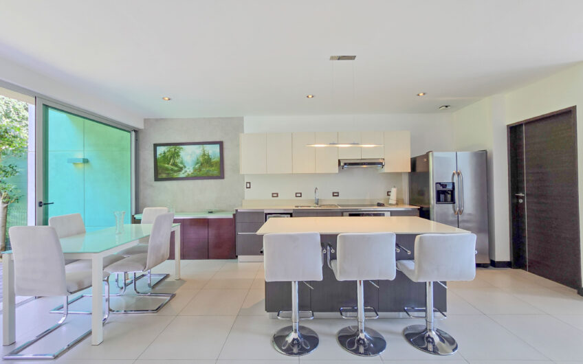 Lindora Santa Ana! Condo contemporáneo amueblado con jardín