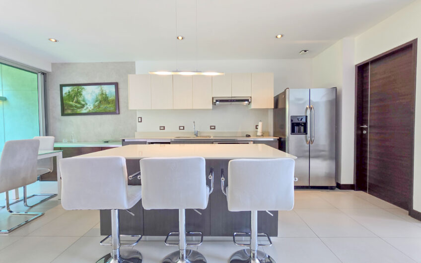 Lindora Santa Ana! Condo contemporáneo amueblado con jardín