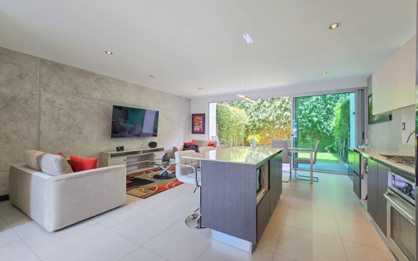 Lindora Santa Ana! Condo contemporáneo amueblado con jardín