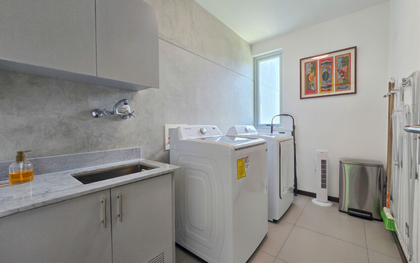 Lindora Santa Ana! Condo contemporáneo amueblado con jardín