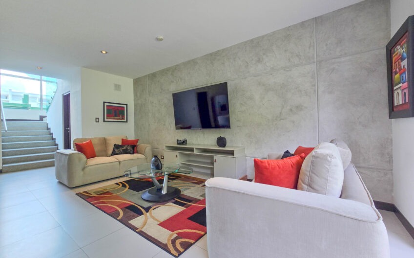 Lindora Santa Ana! Condo contemporáneo amueblado con jardín