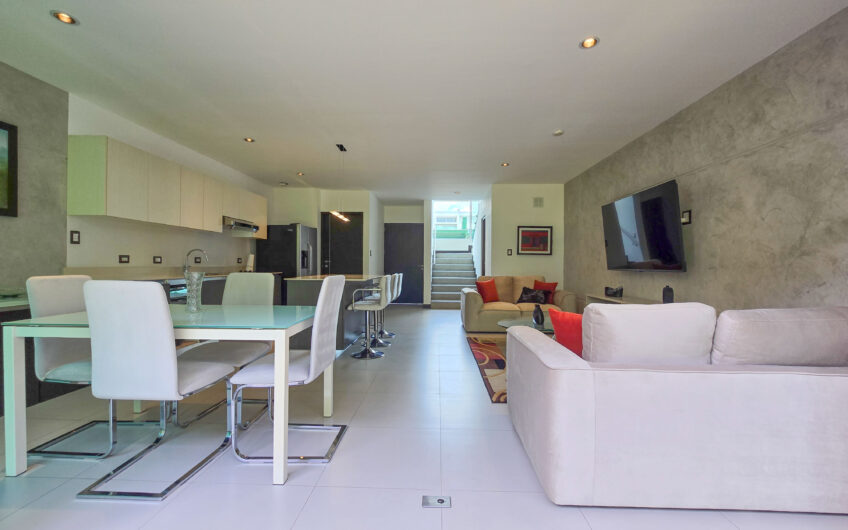 Lindora Santa Ana! Condo contemporáneo amueblado con jardín