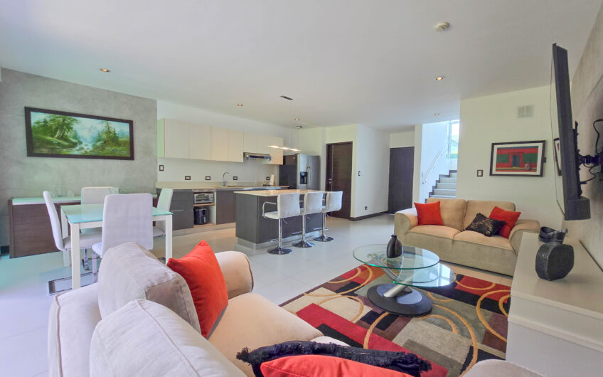 Lindora Santa Ana! Condo contemporáneo amueblado con jardín