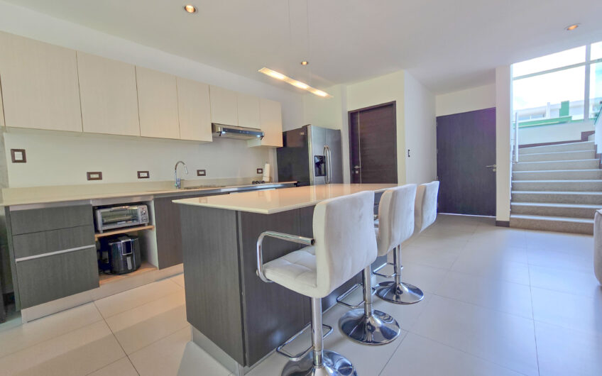 Lindora Santa Ana! Condo contemporáneo amueblado con jardín