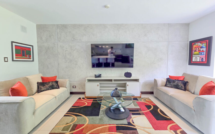Lindora Santa Ana! Condo contemporáneo amueblado con jardín