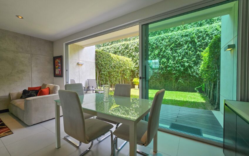 Lindora Santa Ana! Condo contemporáneo amueblado con jardín