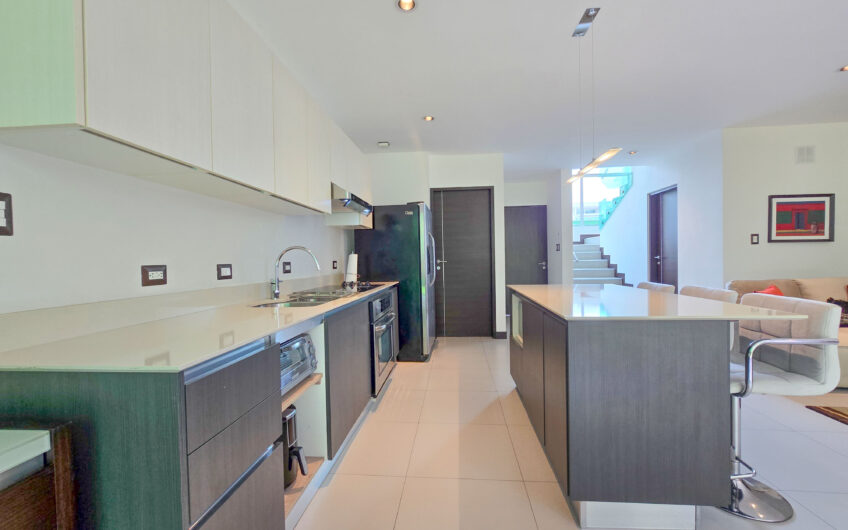 Lindora Santa Ana! Condo contemporáneo amueblado con jardín