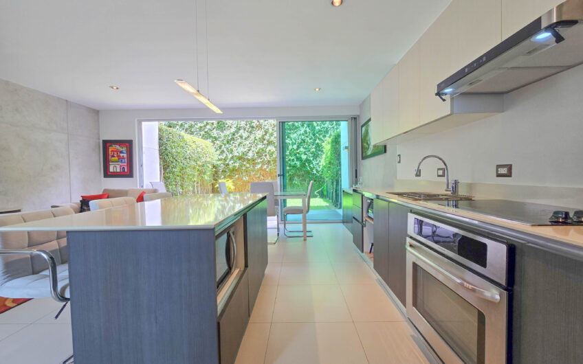 Lindora Santa Ana! Condo contemporáneo amueblado con jardín