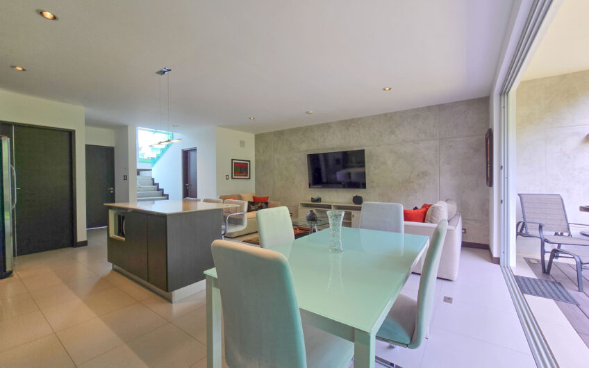 Lindora Santa Ana! Condo contemporáneo amueblado con jardín