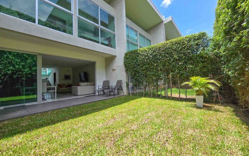 Lindora Santa Ana! Condo contemporáneo amueblado con jardín