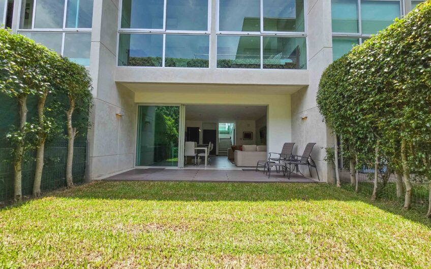 Lindora Santa Ana! Condo contemporáneo amueblado con jardín