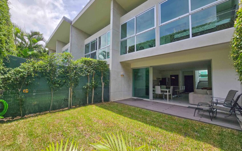 Lindora Santa Ana! Condo contemporáneo amueblado con jardín