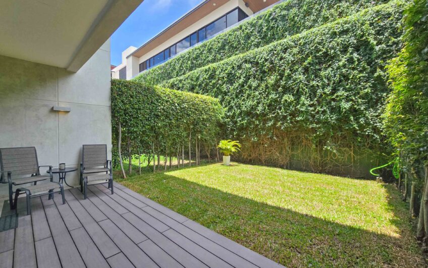Lindora Santa Ana! Condo contemporáneo amueblado con jardín