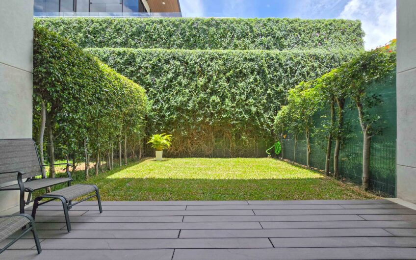 Lindora Santa Ana! Condo contemporáneo amueblado con jardín