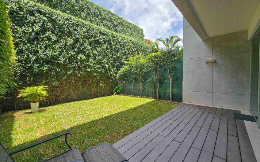 Lindora Santa Ana! Condo contemporáneo amueblado con jardín