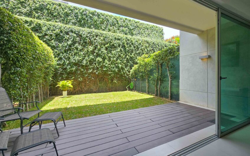 Lindora Santa Ana! Condo contemporáneo amueblado con jardín