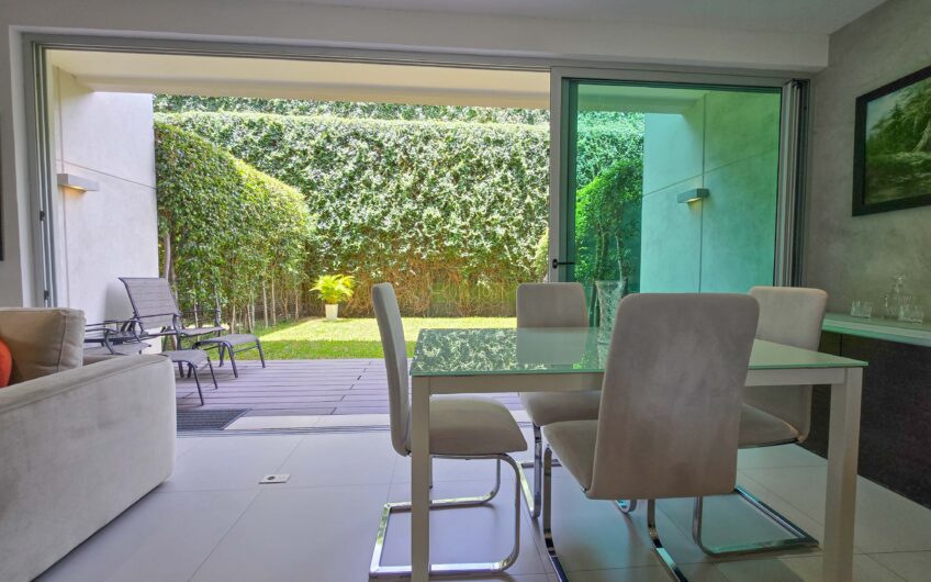 Lindora Santa Ana! Condo contemporáneo amueblado con jardín
