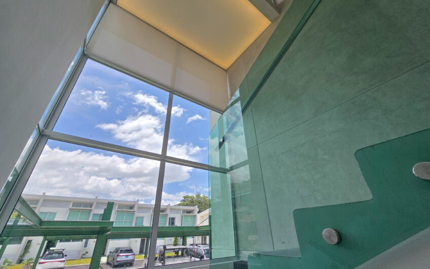 Lindora Santa Ana! Condo contemporáneo amueblado con jardín