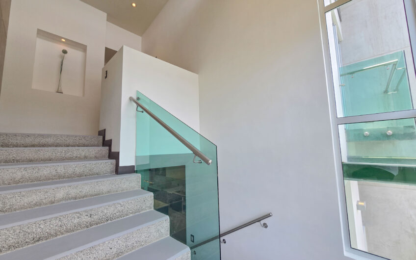 Lindora Santa Ana! Condo contemporáneo amueblado con jardín