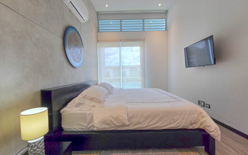 Lindora Santa Ana! Condo contemporáneo amueblado con jardín