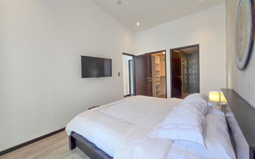 Lindora Santa Ana! Condo contemporáneo amueblado con jardín