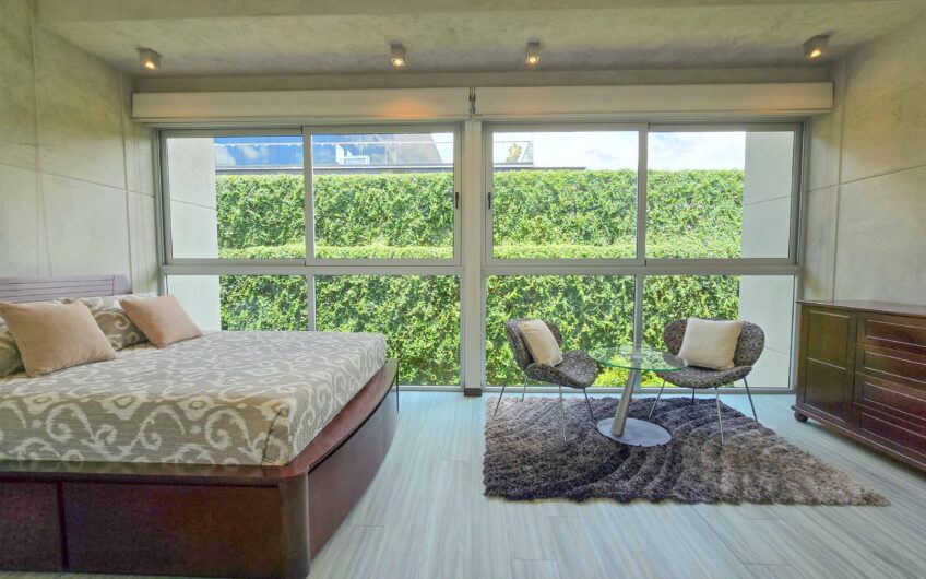 Lindora Santa Ana! Condo contemporáneo amueblado con jardín