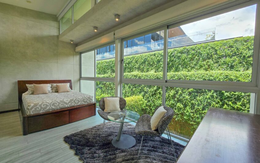 Lindora Santa Ana! Condo contemporáneo amueblado con jardín