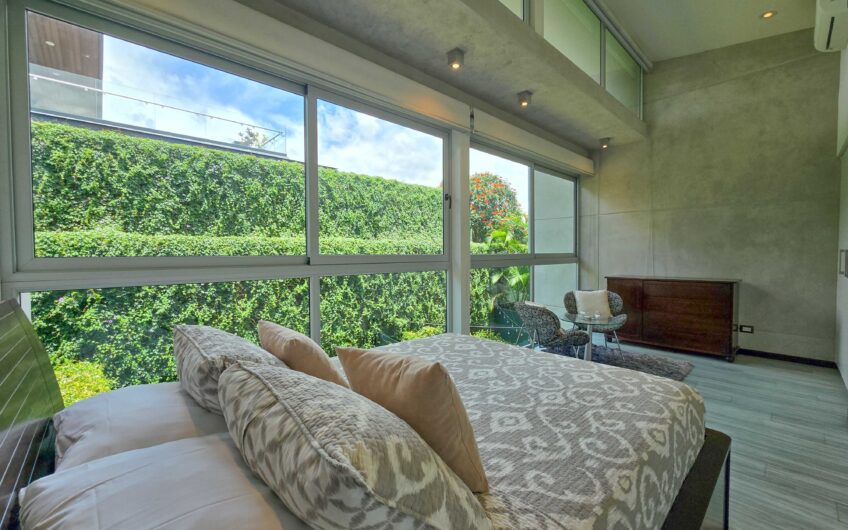 Lindora Santa Ana! Condo contemporáneo amueblado con jardín