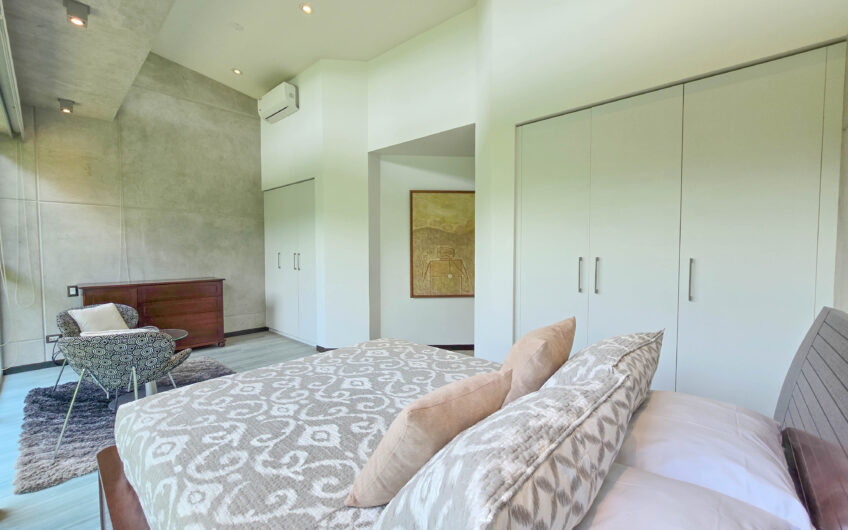 Lindora Santa Ana! Condo contemporáneo amueblado con jardín