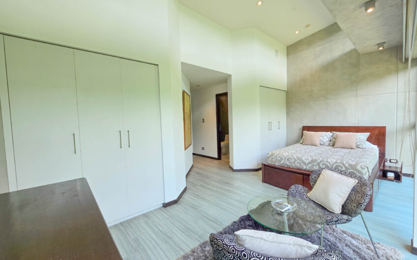 Lindora Santa Ana! Condo contemporáneo amueblado con jardín