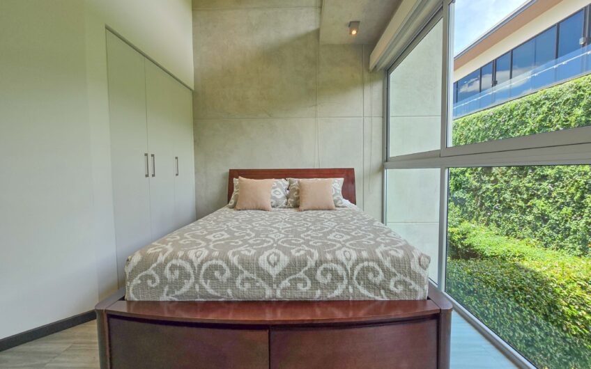 Lindora Santa Ana! Condo contemporáneo amueblado con jardín