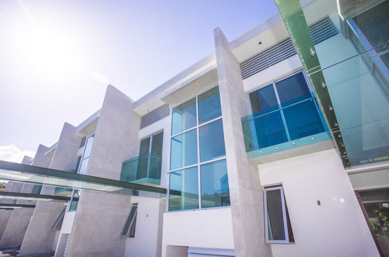 Lindora Santa Ana! Condo contemporáneo amueblado con jardín