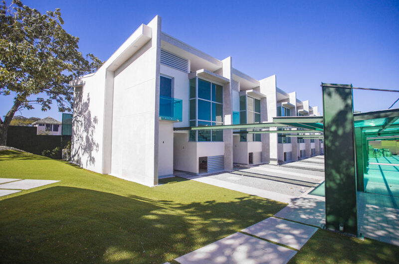 Lindora Santa Ana! Condo contemporáneo amueblado con jardín