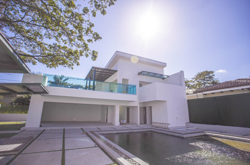 Lindora Santa Ana! Condo contemporáneo amueblado con jardín