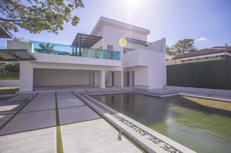 Lindora Santa Ana! Condo contemporáneo amueblado con jardín