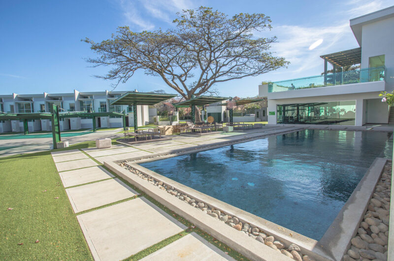 Lindora Santa Ana! Condo contemporáneo amueblado con jardín