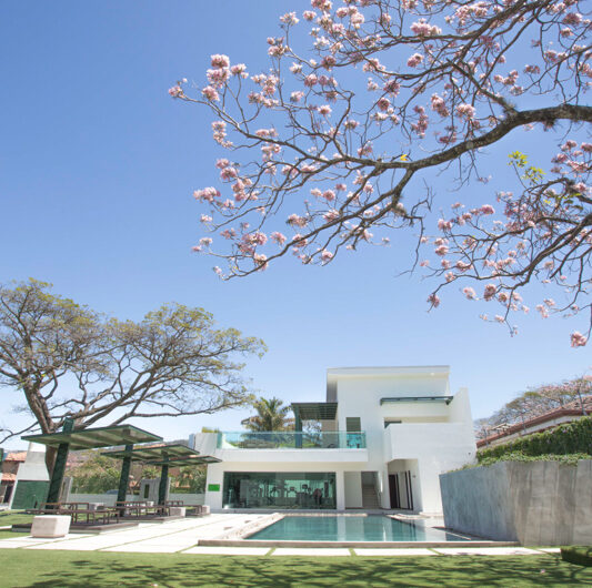 Lindora Santa Ana! Condo contemporáneo amueblado con jardín