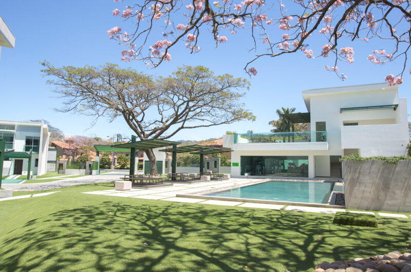 Lindora Santa Ana! Condo contemporáneo amueblado con jardín