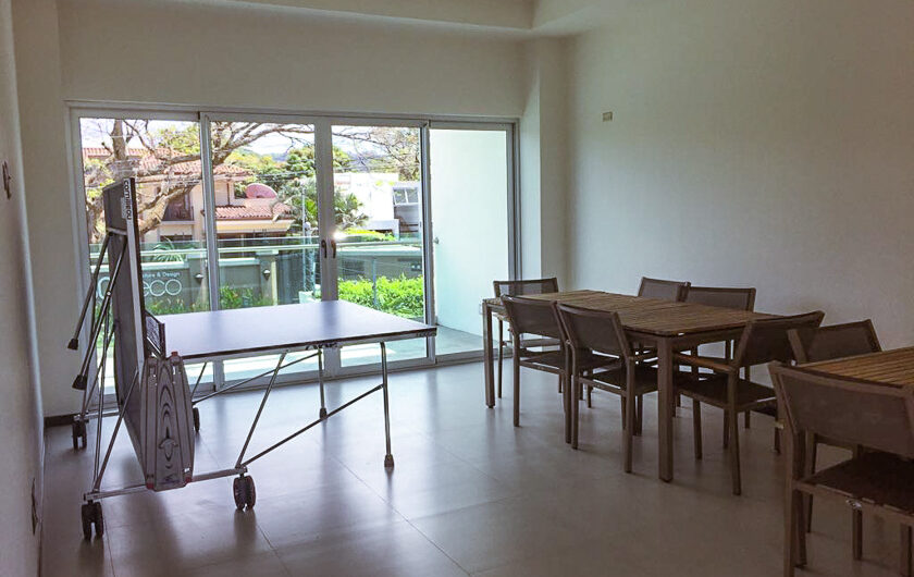 Lindora Santa Ana! Condo contemporáneo amueblado con jardín