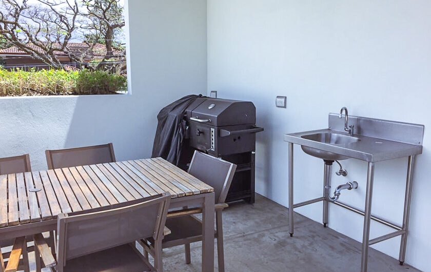 Lindora Santa Ana! Condo contemporáneo amueblado con jardín