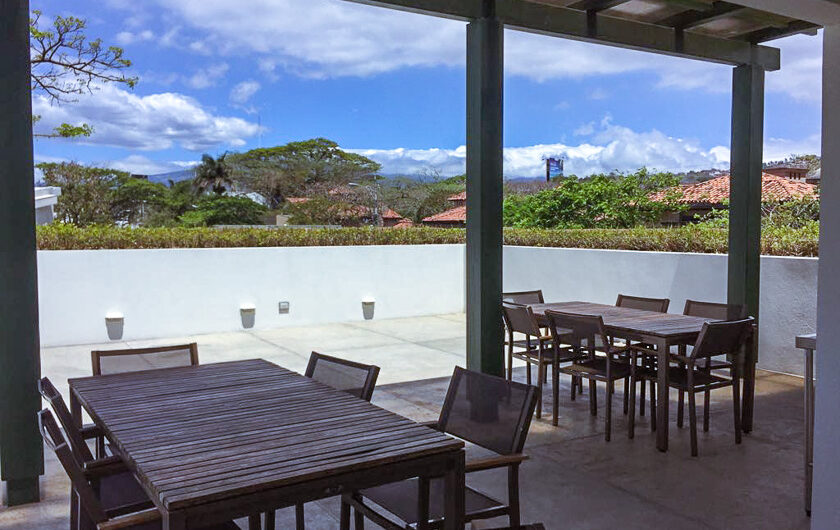 Lindora Santa Ana! Condo contemporáneo amueblado con jardín