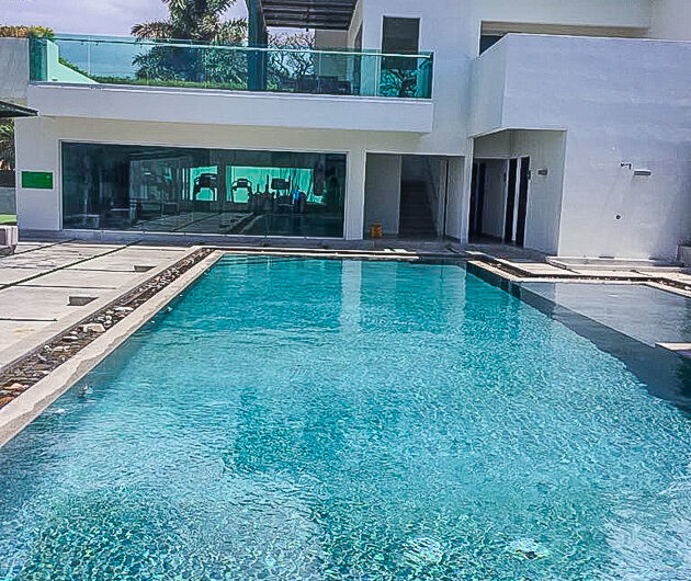 Lindora Santa Ana! Condo contemporáneo amueblado con jardín